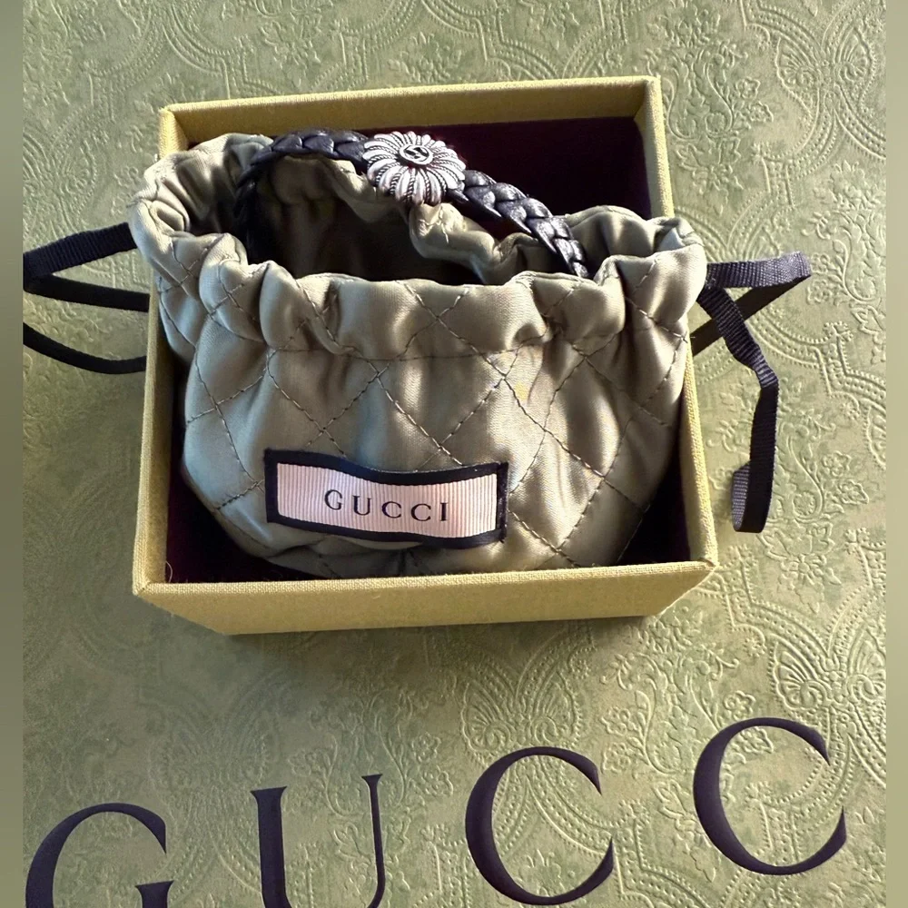 New Gucci Interlocking G Engraved Silver Flower Black Leather Bracelet Unisex🖤